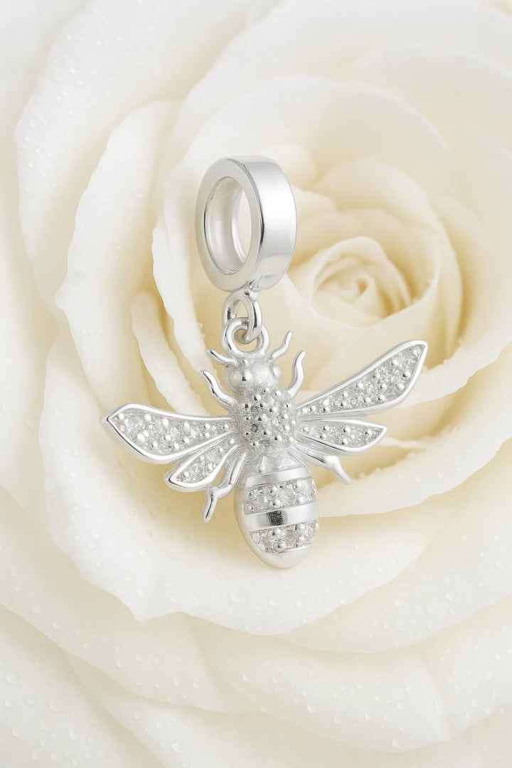 Charm abelha de prata cravejada com pedras brilhantes
