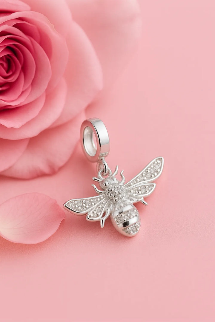 Mini abelha de prata cravejada, berloque sofisticado para pulseira de charms