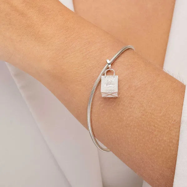 Charm estilo bolsa de presente amorosa, confeccionado em prata de lei