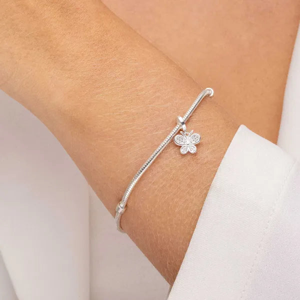 Charm borboleta de prata cravejada com pedras brilhantes