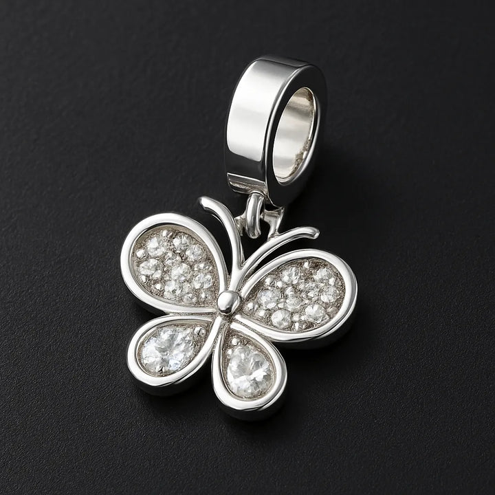 Mini borboleta de prata cravejada com brilho sutil para pulseira de charms