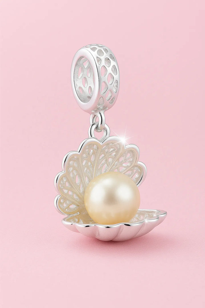 Charm de prata em forma de concha com pérola delicada no interior