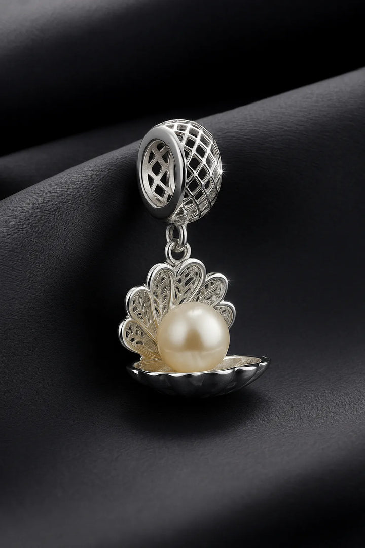 Berloque concha de prata com pérola, design elegante e romântico