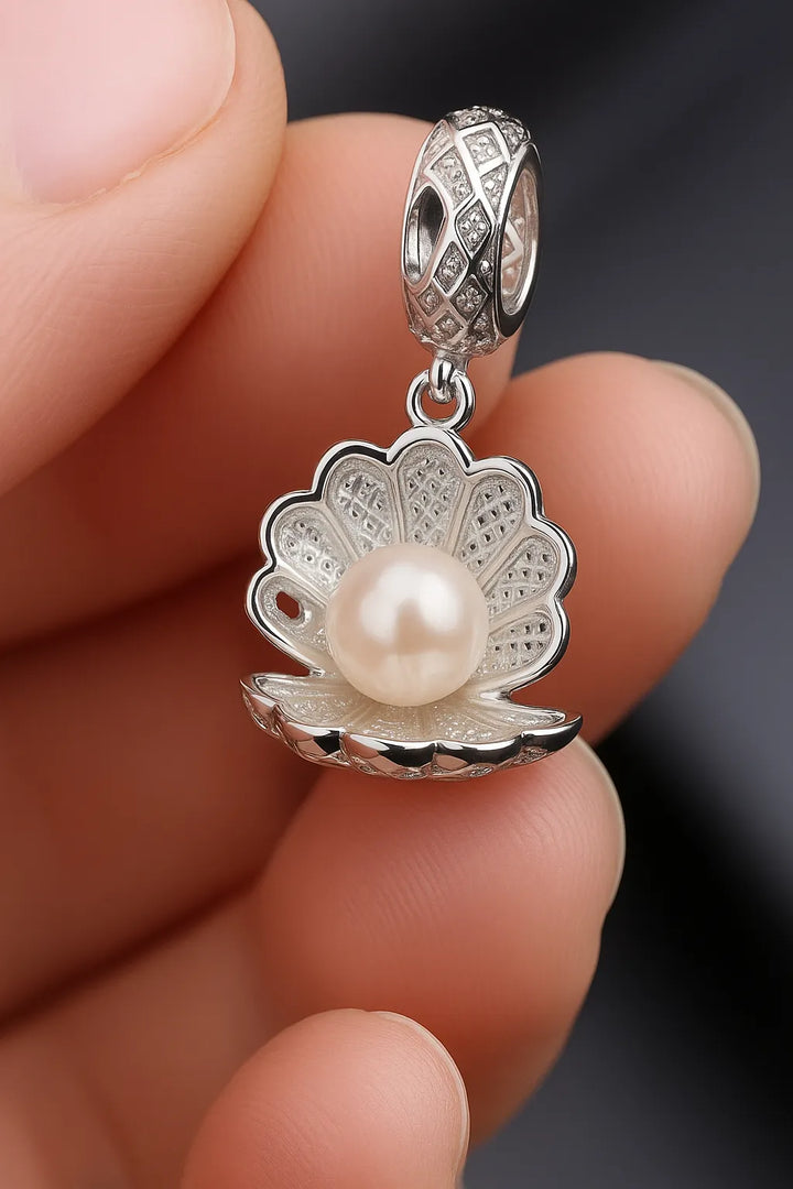 Berloque concha com pérola natural em prata, ideal para compor pulseiras