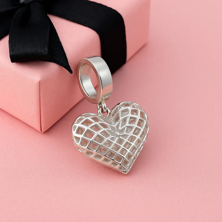 Berloque em prata de lei com coração eterno, símbolo de amor duradouro