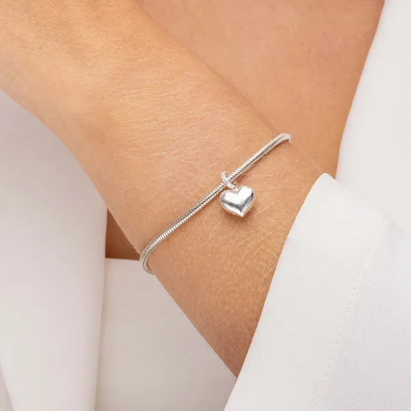 Charm coração eternizado em prata com detalhes gravados e brilho intenso